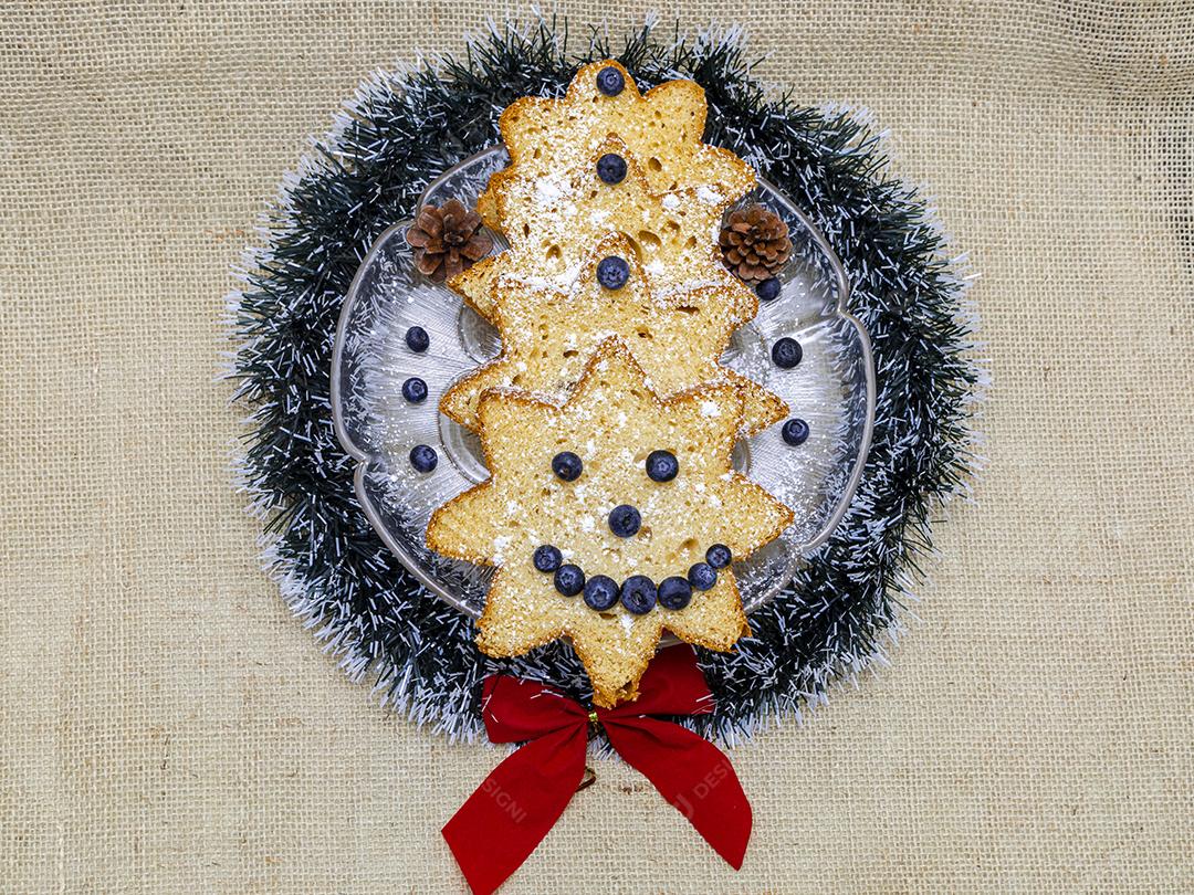 Bolo biscoito em formas de rostos comida