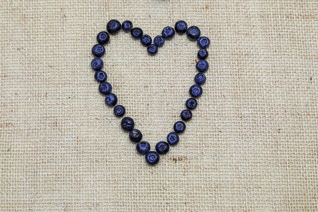 Frutas roxas em formato de coração mesa