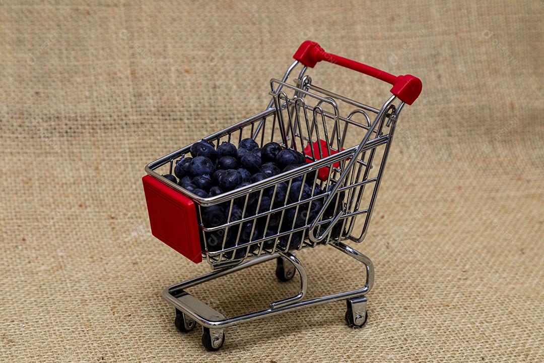 Carrinho de supermercado Fruta comida jabuticaba cereja sobre tabua de madeira