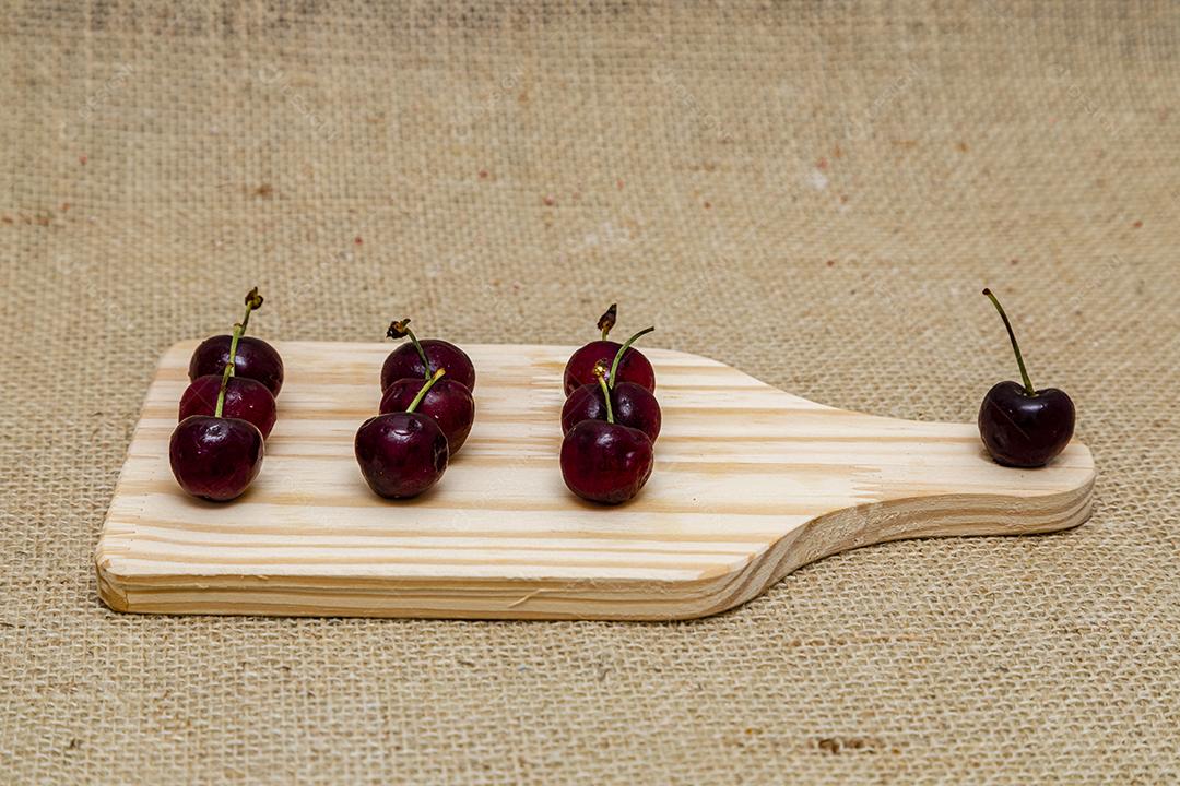 Fruta comida cereja sobre tabua de madeira
