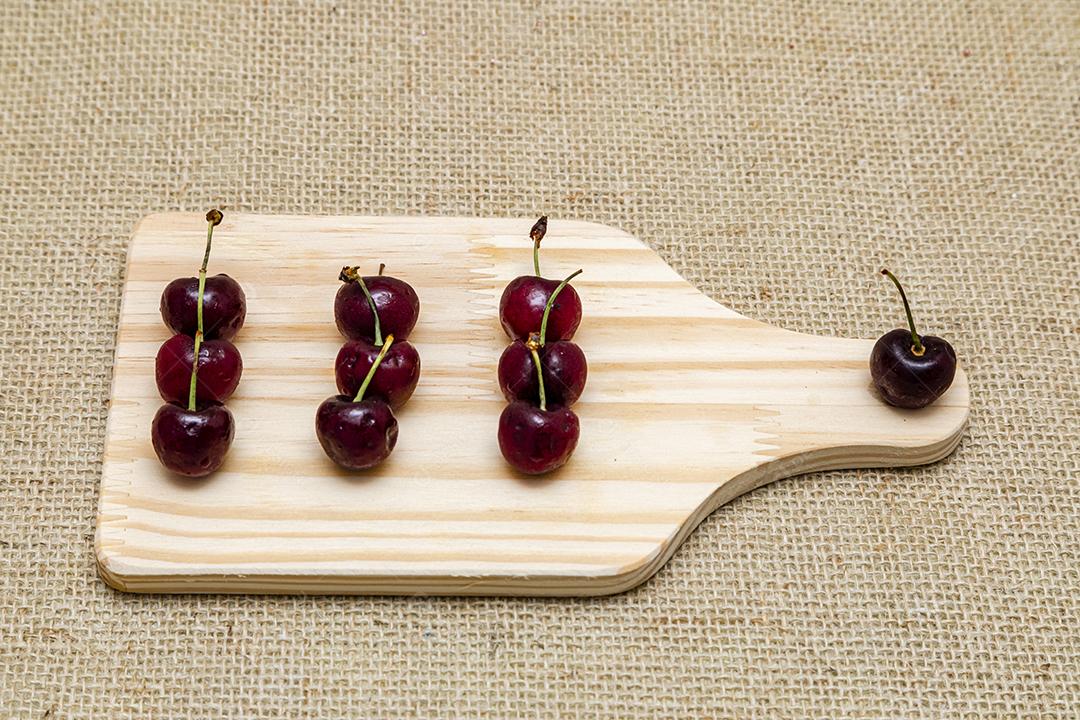 Fruta comida cereja sobre tabua de madeira