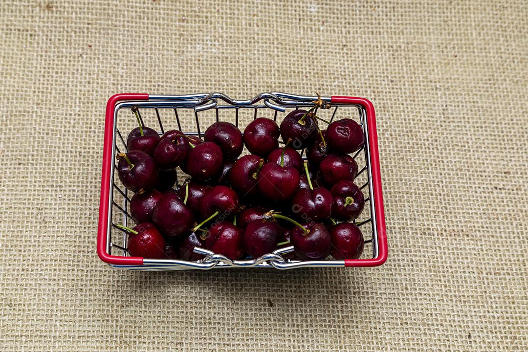 Fruta comida cereja sobre tabua de madeira