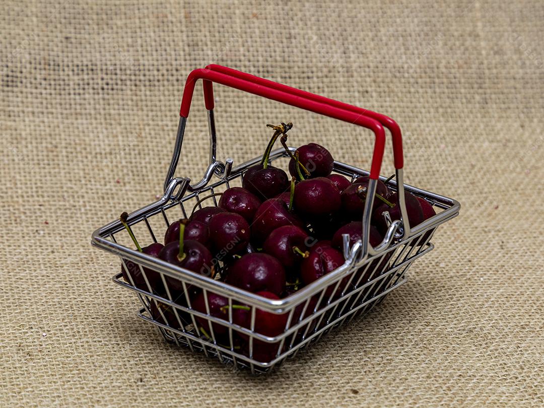 Carrinho de supermercado Fruta comida cereja sobre tabua de madeira