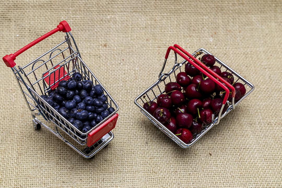 Carrinho de supermercado Fruta comida jabuticaba cereja sobre tabua de madeira