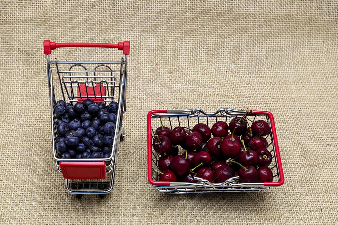 Carrinho de compras mercado dentro uvas frutas comida