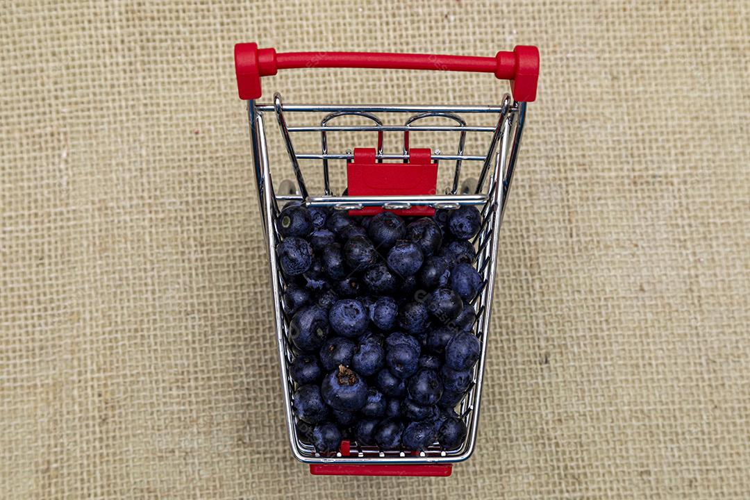 Carrinho de supermercado Fruta comida jabuticaba sobre tabua de madeira
