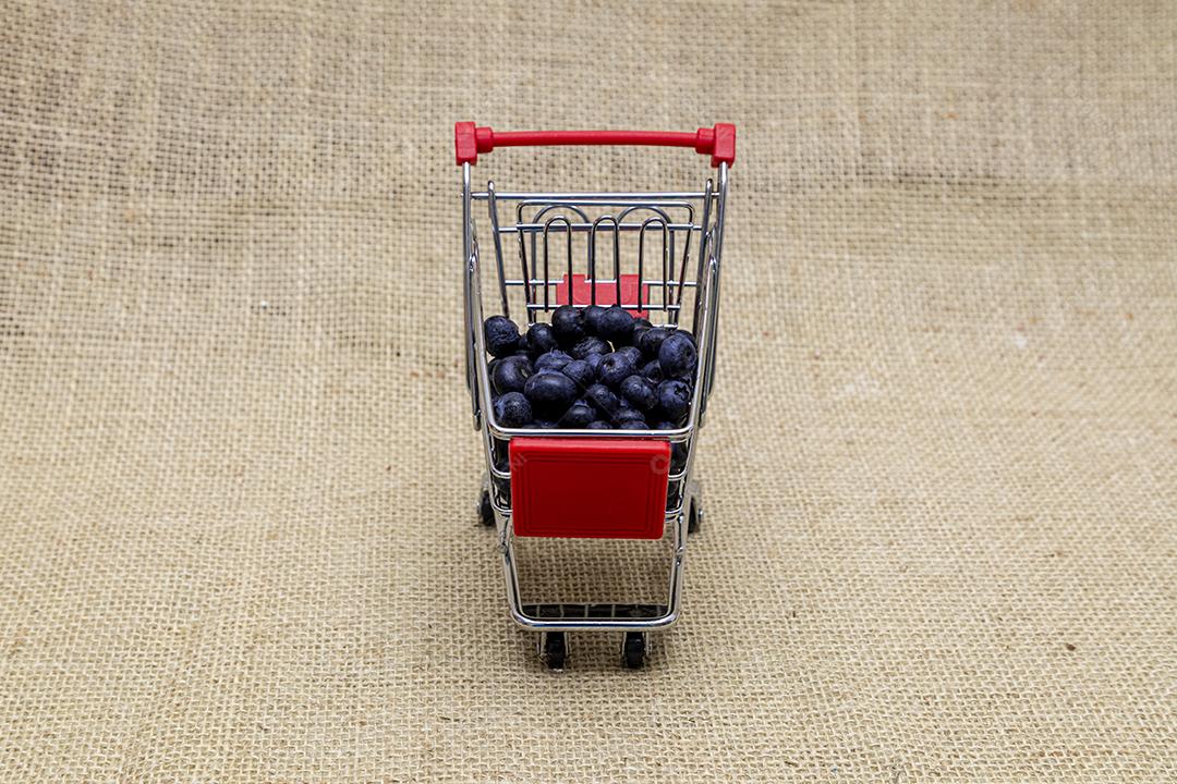 Carrinho de supermercado Fruta comida jabuticaba sobre tabua de madeira