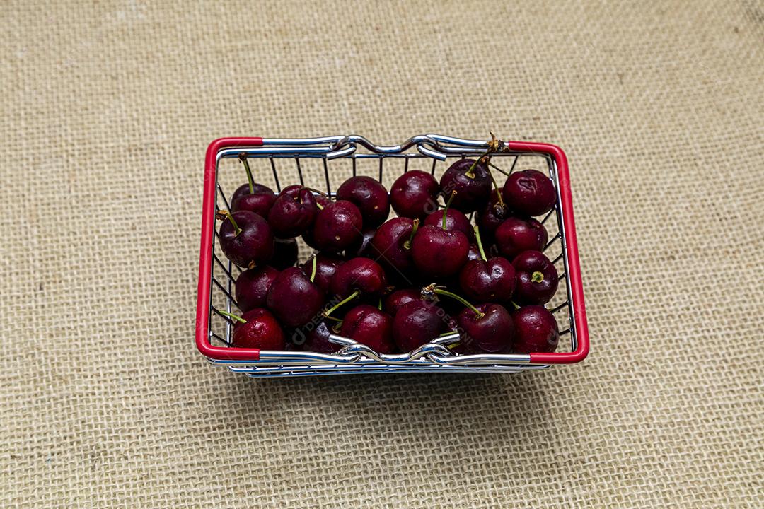 Carrinho de supermercado Fruta comida cereja sobre tabua de madeira