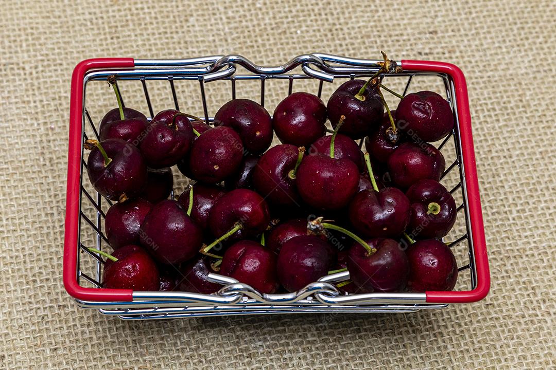Carrinho de supermercado Fruta comida cereja sobre tabua de madeira