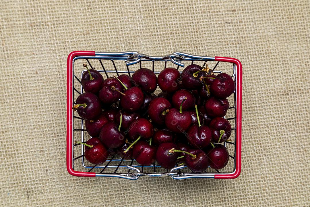 Carrinho de supermercado Fruta comida cereja sobre tabua de madeira