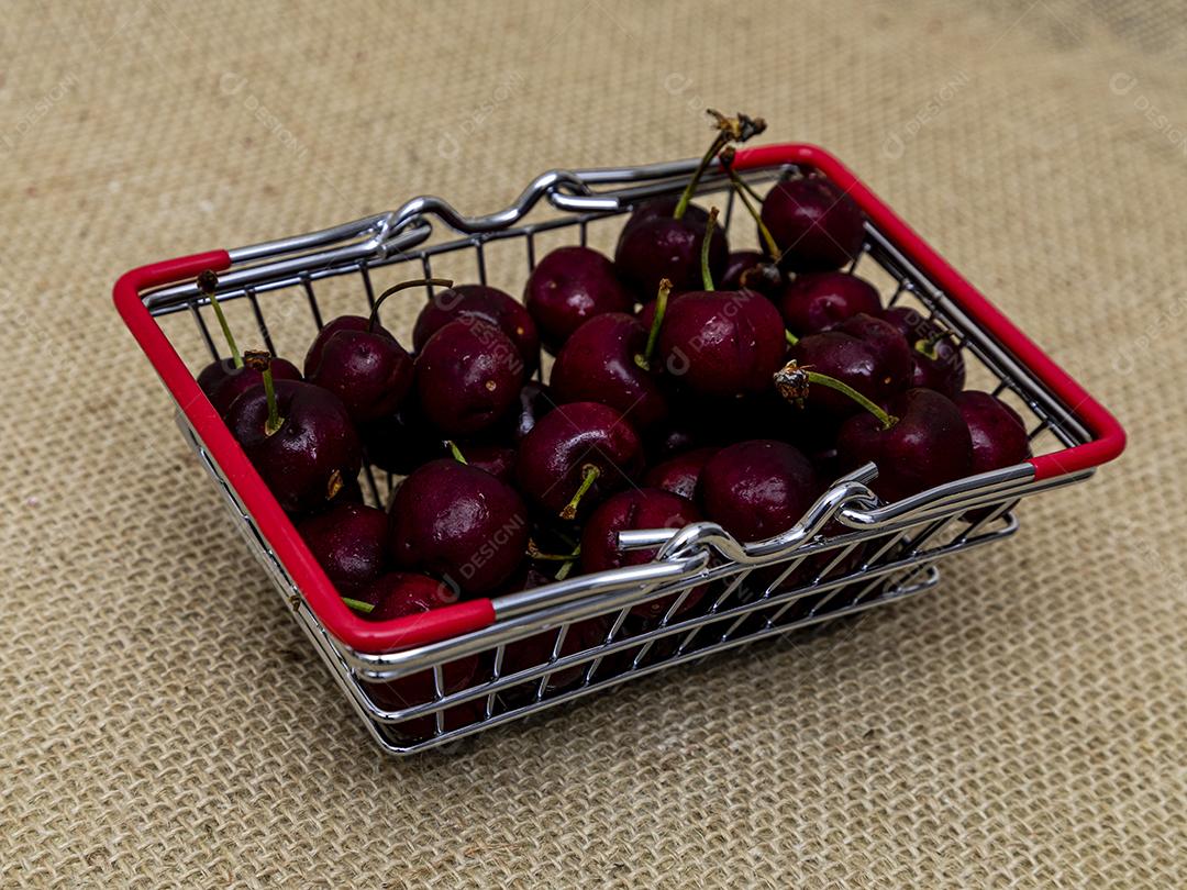 Carrinho de supermercado Fruta comida cereja sobre tabua de madeira
