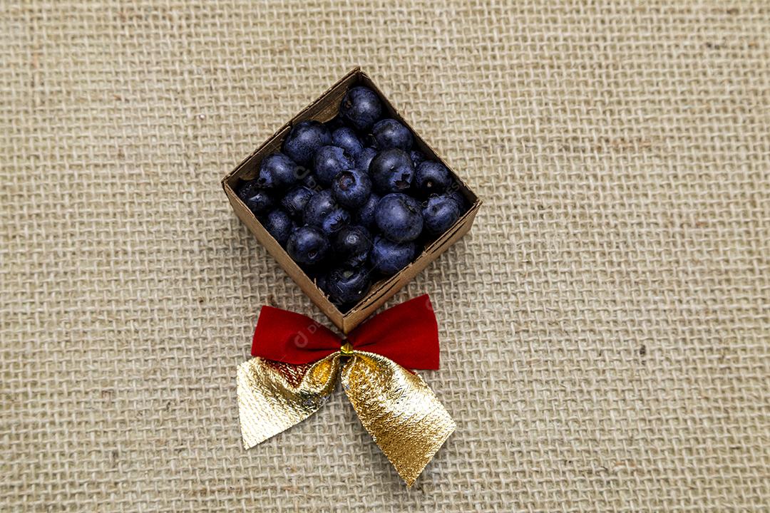 Jabuticabas sobre uma caixa de presentes mesa