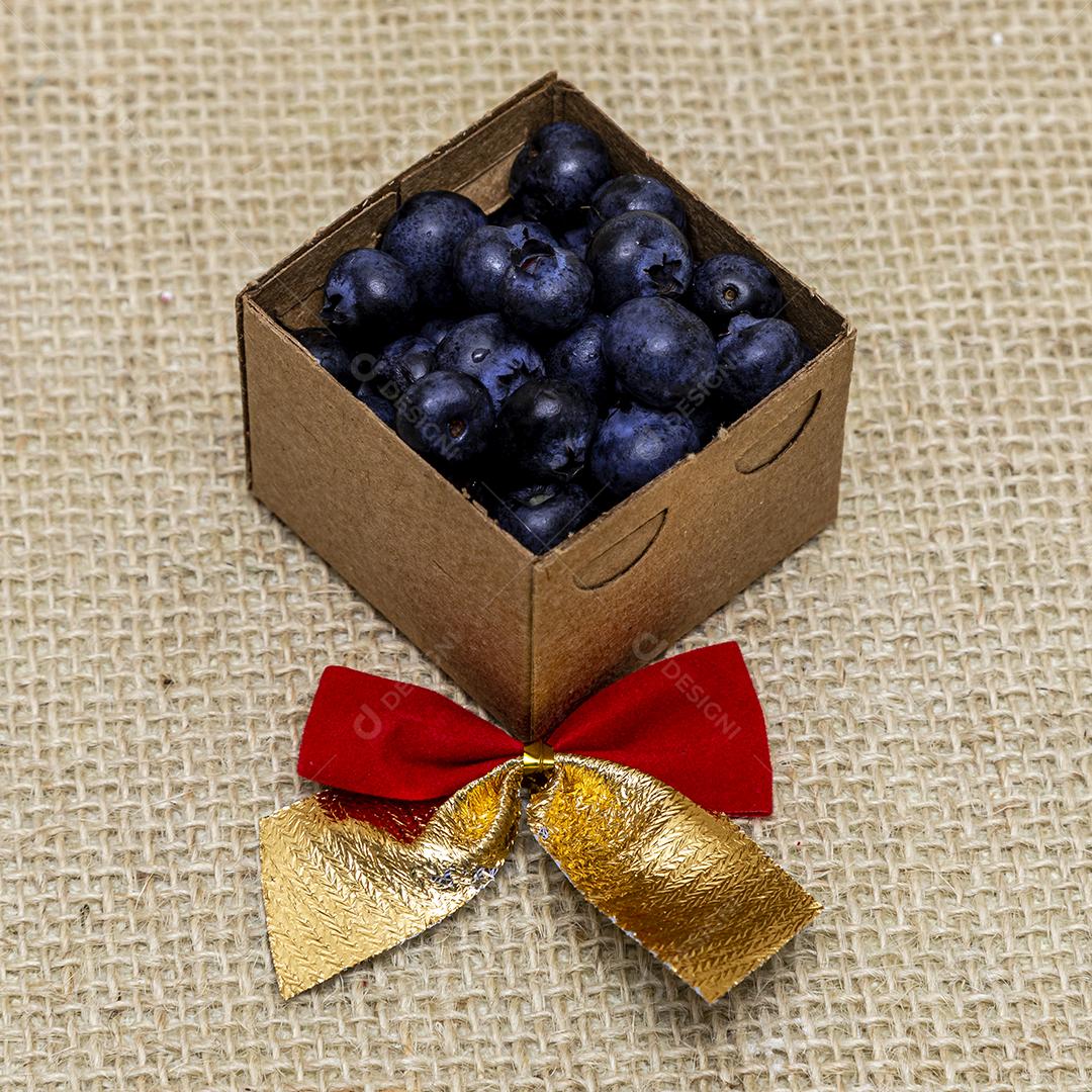 Jabuticabas sobre uma caixa de presentes mesa