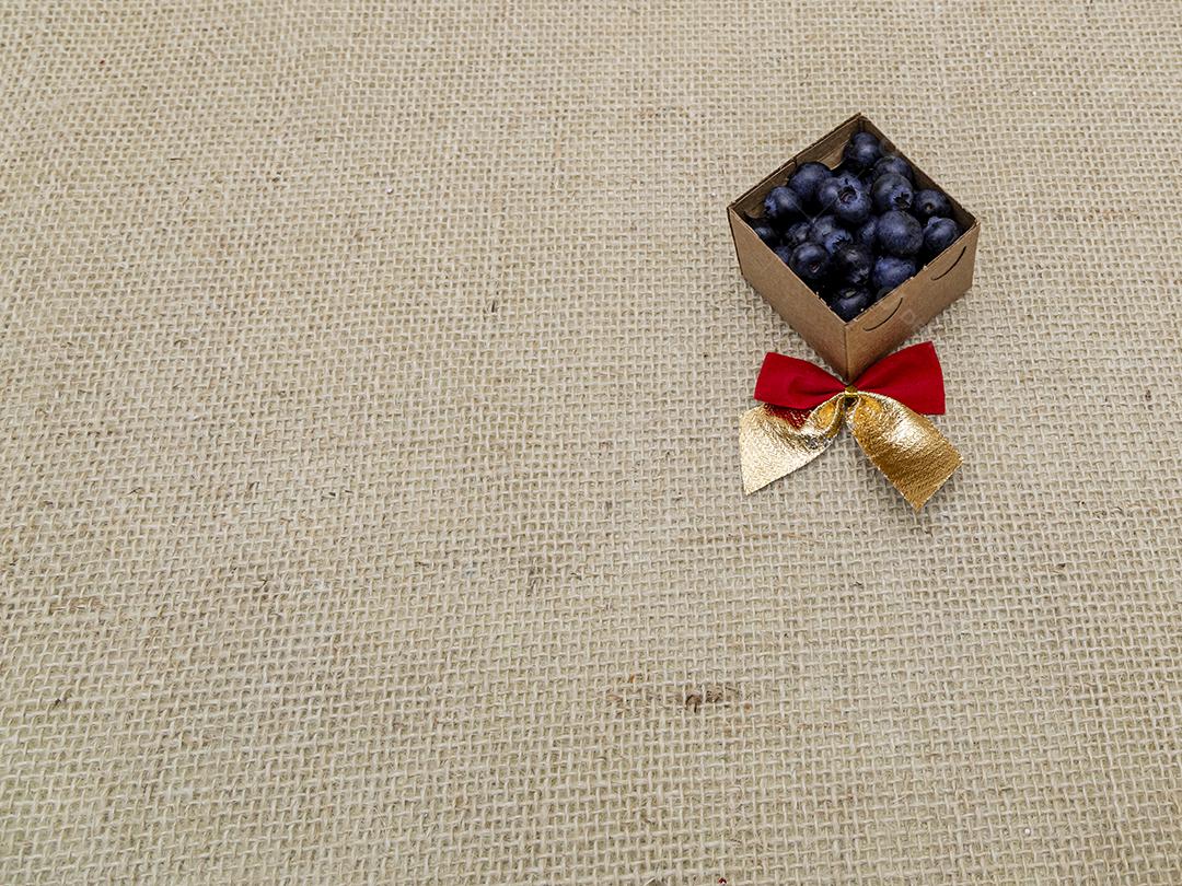 Jabuticabas sobre uma caixa de presentes mesa