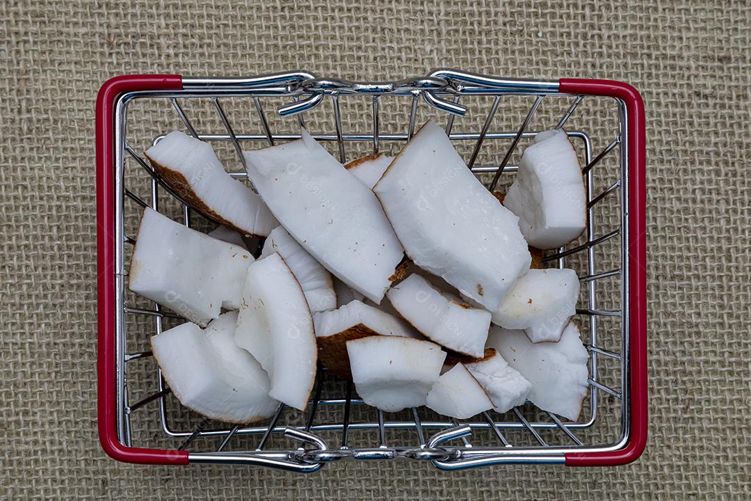 Pedaços de coco sobre um carrinho de compras mercado supermercado