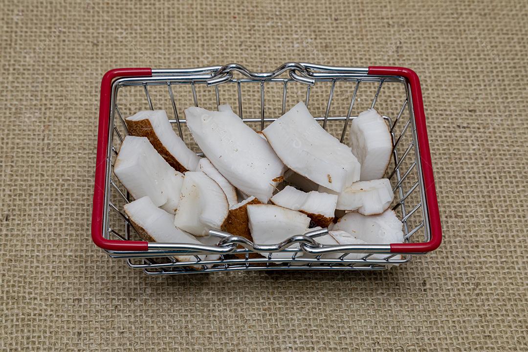 Pedaços de coco sobre um carrinho de compras mercado supermercado