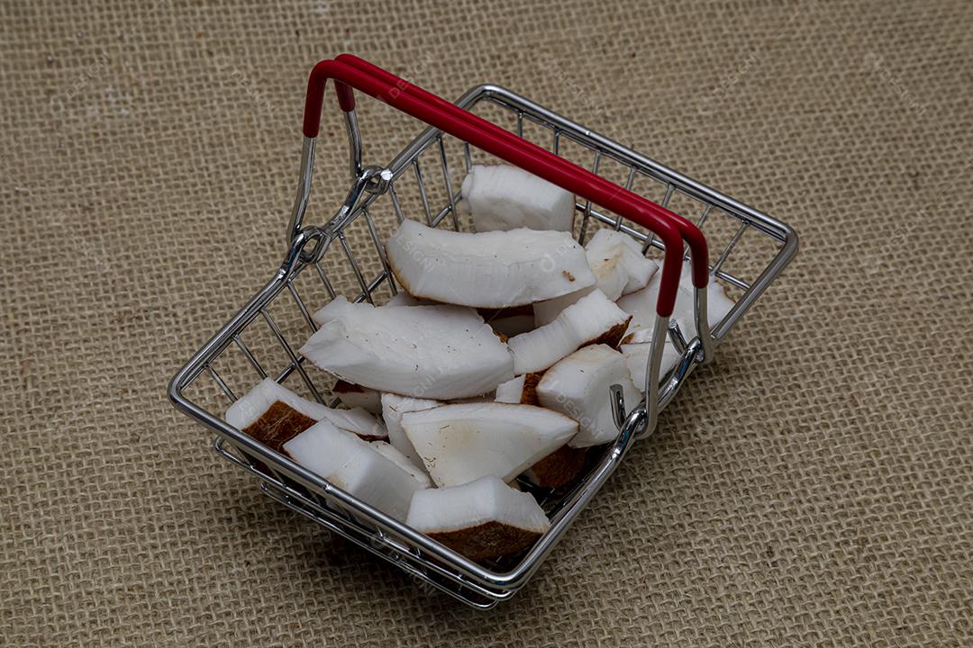 Pedaços de coco sobre um carrinho de compras mercado supermercado
