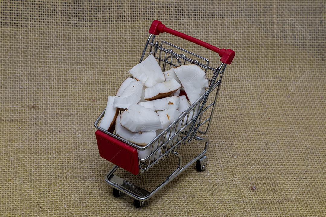Pedaços de coco sobre um carrinho de compras mercado supermercado