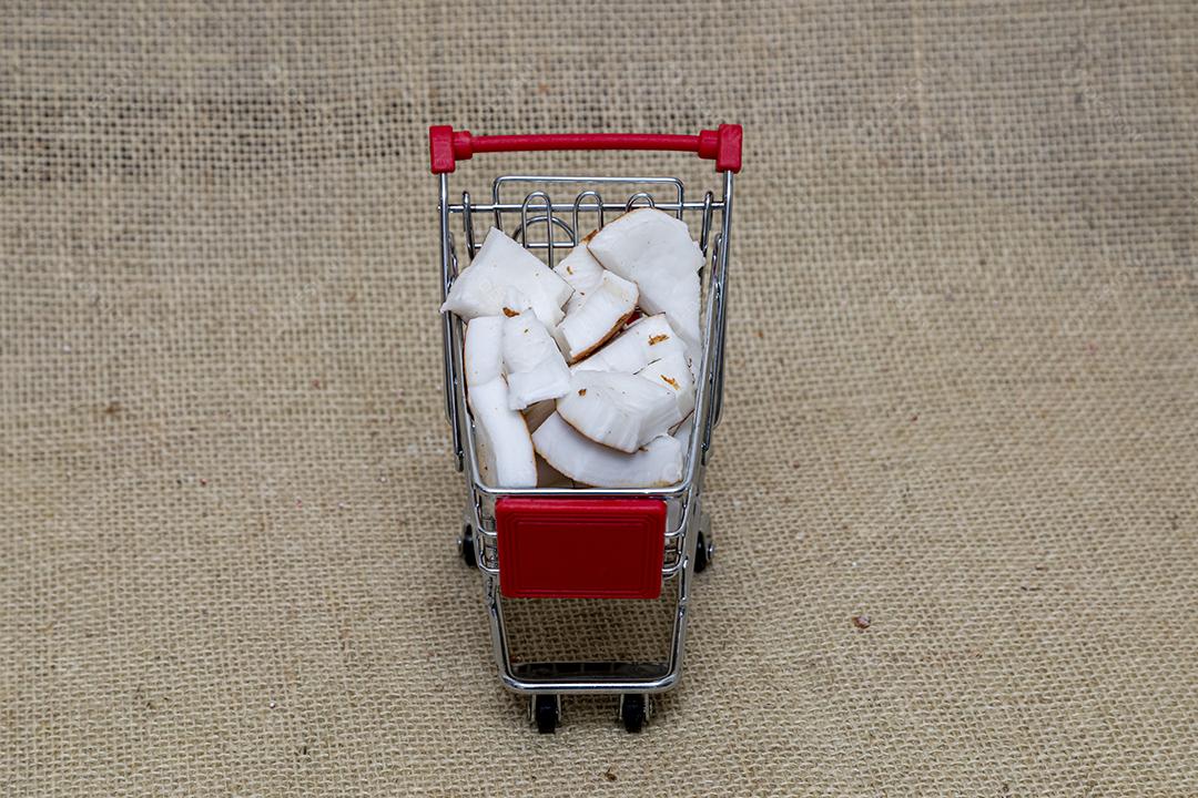 Pedaços de coco sobre um carrinho de compras mercado supermercado