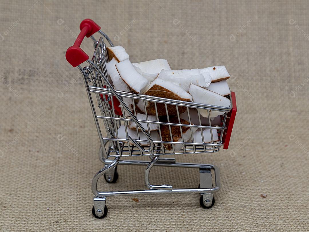 Pedaços de coco sobre um carrinho de compras mercado supermercado