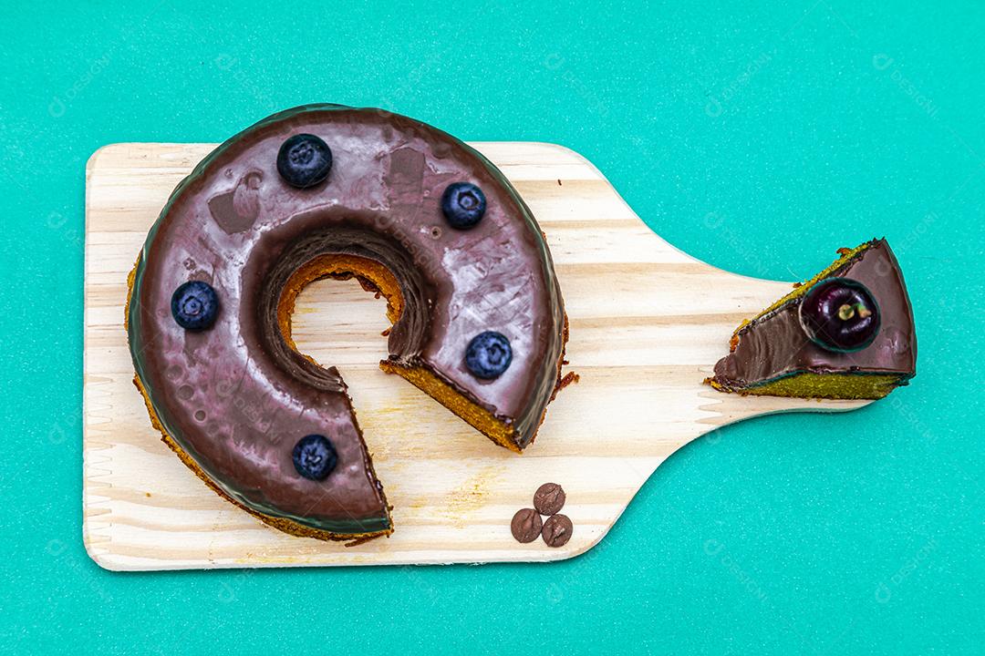 Bolo de cenoura com cobertura de chocolate brasileiro.