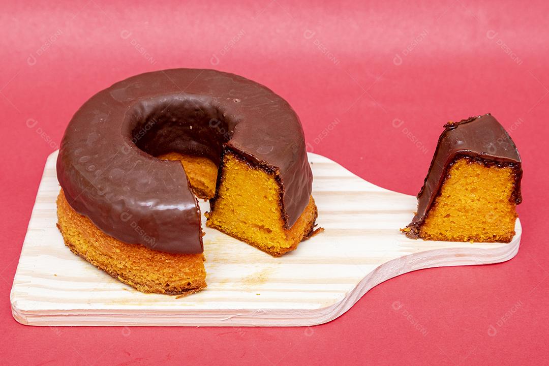 Bolo de cenoura com cobertura de chocolate