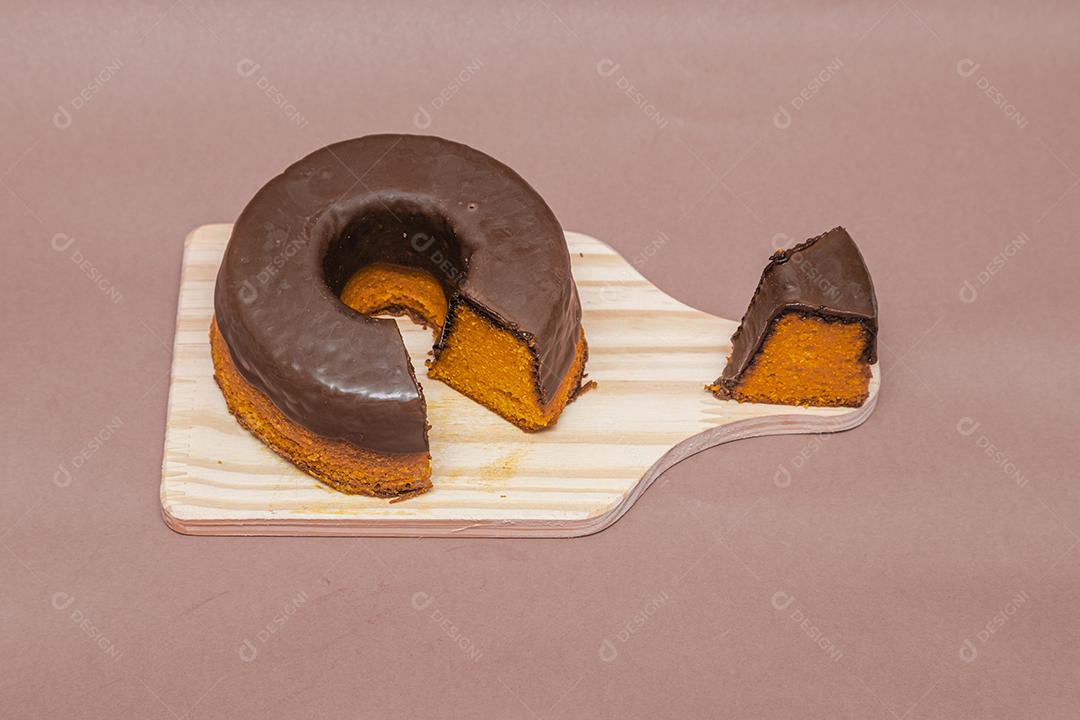 Bolo de cenoura com cobertura de chocolate