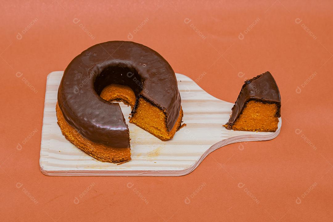 Bolo de cenoura com cobertura de chocolate