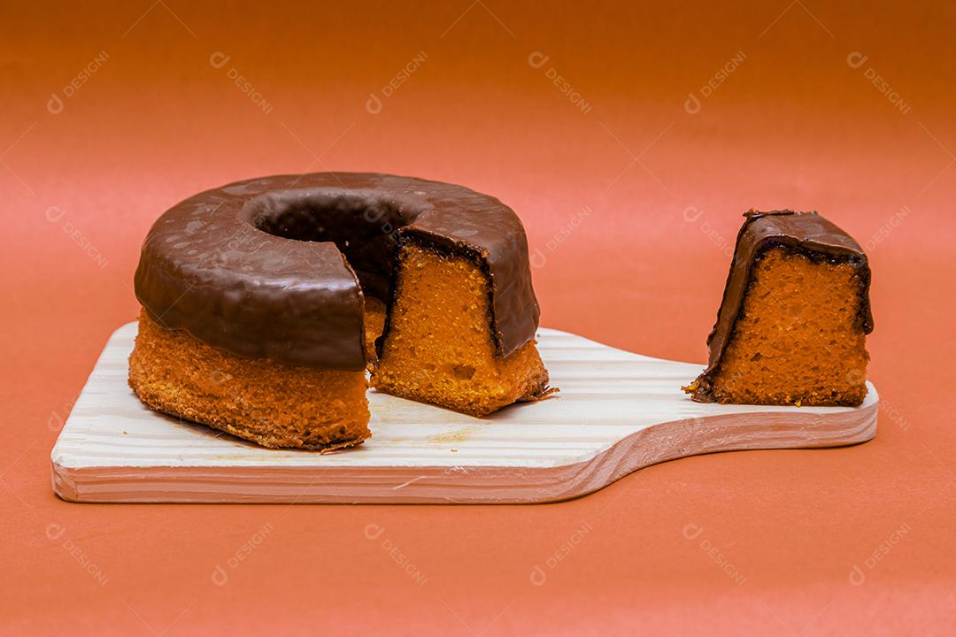 Bolo de cenoura com cobertura de chocolate
