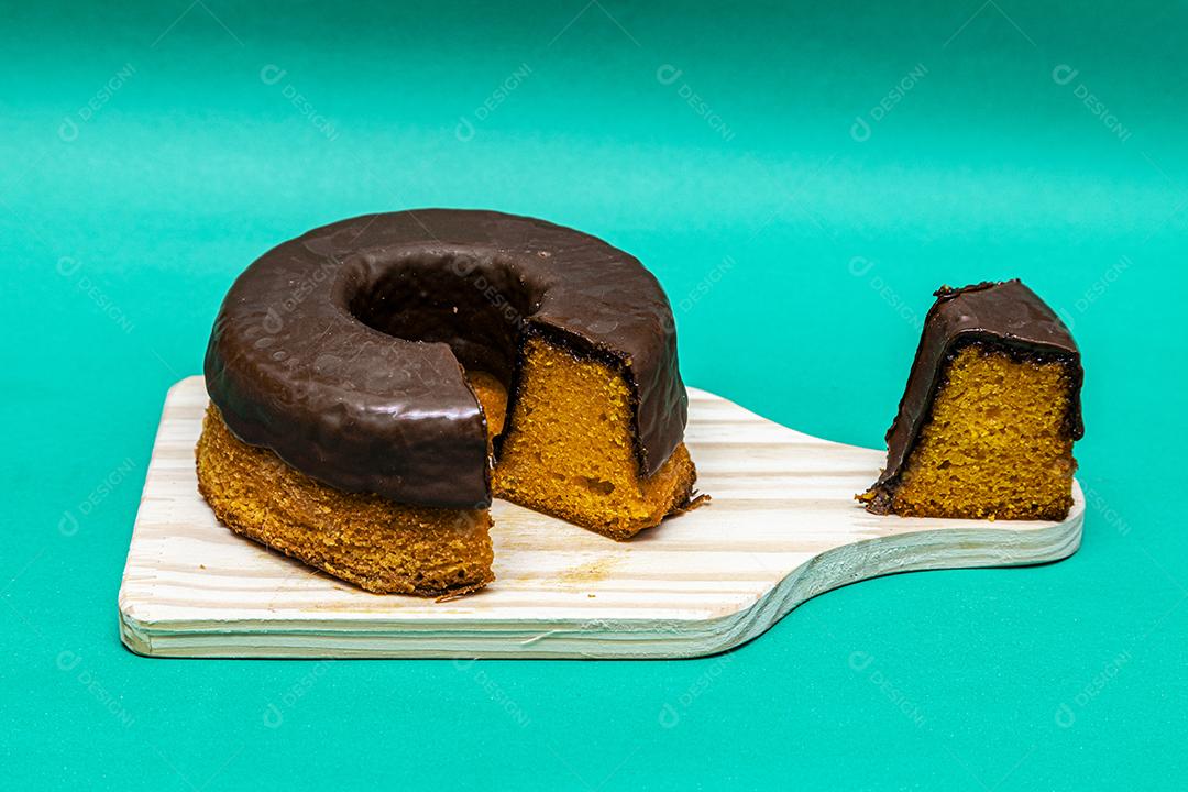 Bolo de cenoura com cobertura de chocolate brasileiro.