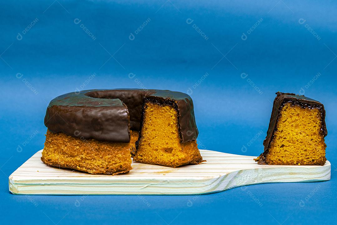 Bolo de cenoura com cobertura de chocolate brasileiro.