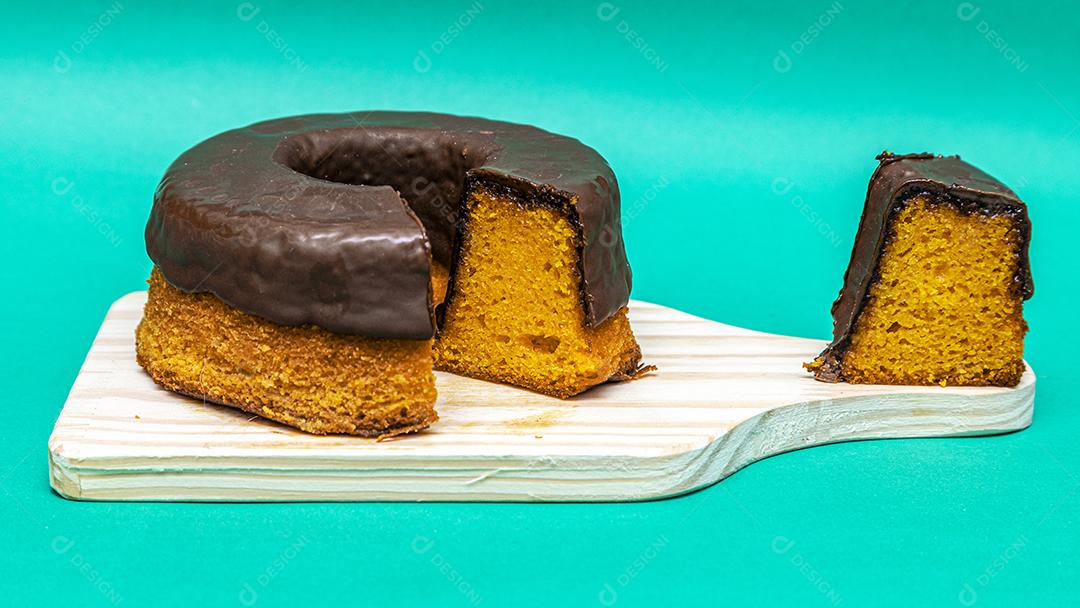 Bolo de cenoura com cobertura de chocolate