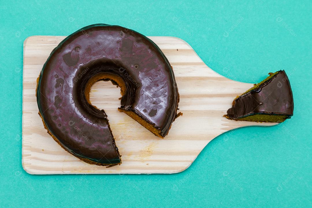 Bolo de cenoura com cobertura de chocolate