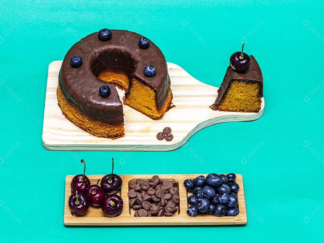 Bolo de cenoura com cobertura de chocolate