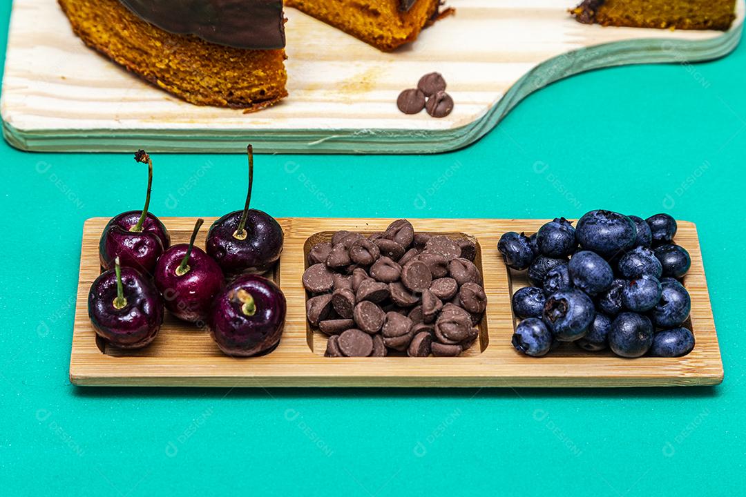 Bolo de cenoura com cobertura de chocolate