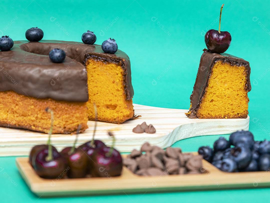 Bolo de cenoura com cobertura de chocolate