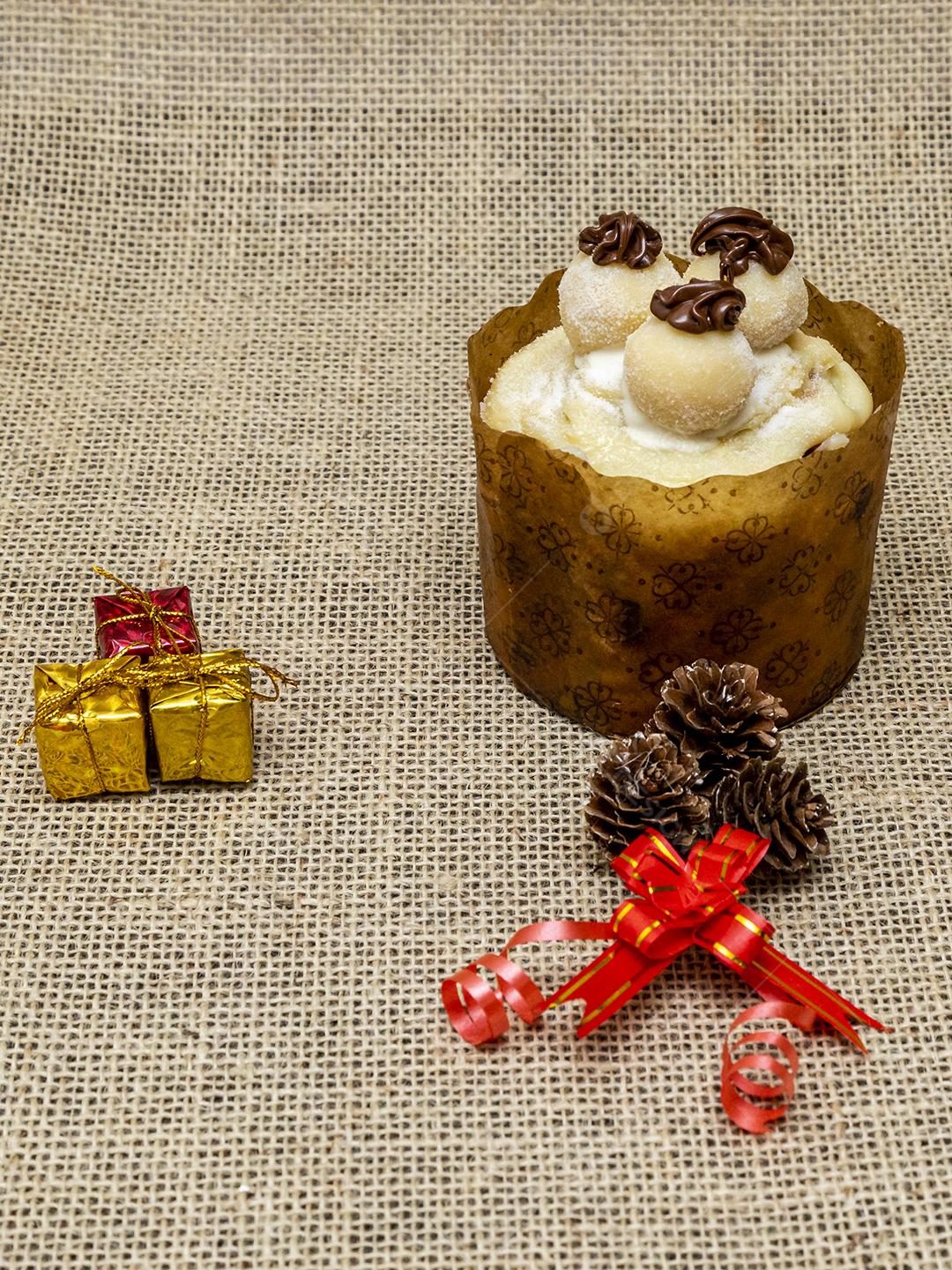 Comida bolo delicioso mesa chocotone