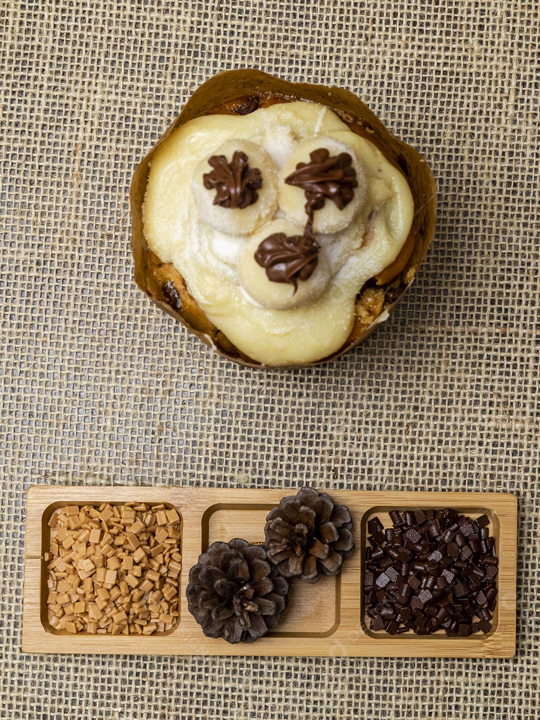 Comida bolo delicioso mesa chocotone