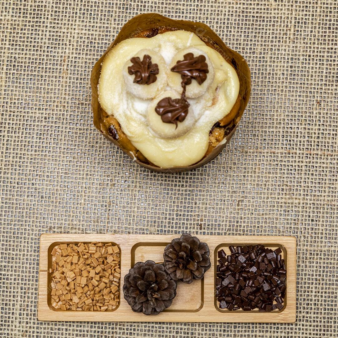 Comida bolo delicioso mesa chocotone