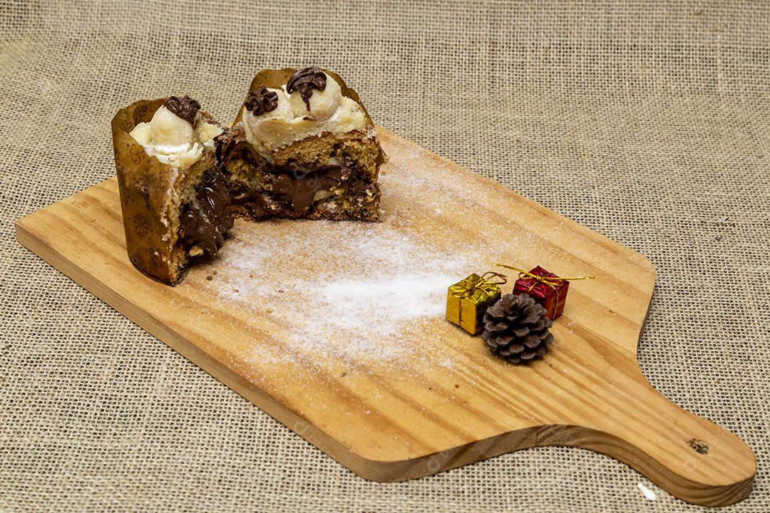 Comida amendoim gotas de chocolate coco ralado