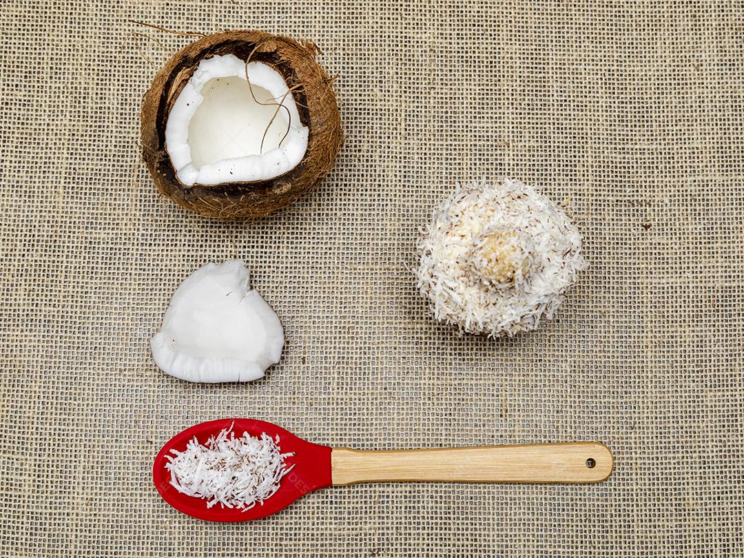 Comida amendoim gotas de chocolate coco ralado