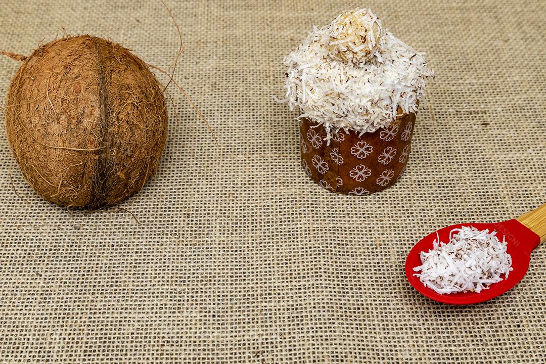 Comida amendoim gotas de chocolate coco ralado