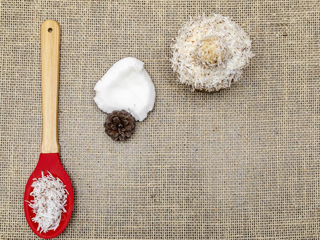 Comida amendoim gotas de chocolate coco ralado