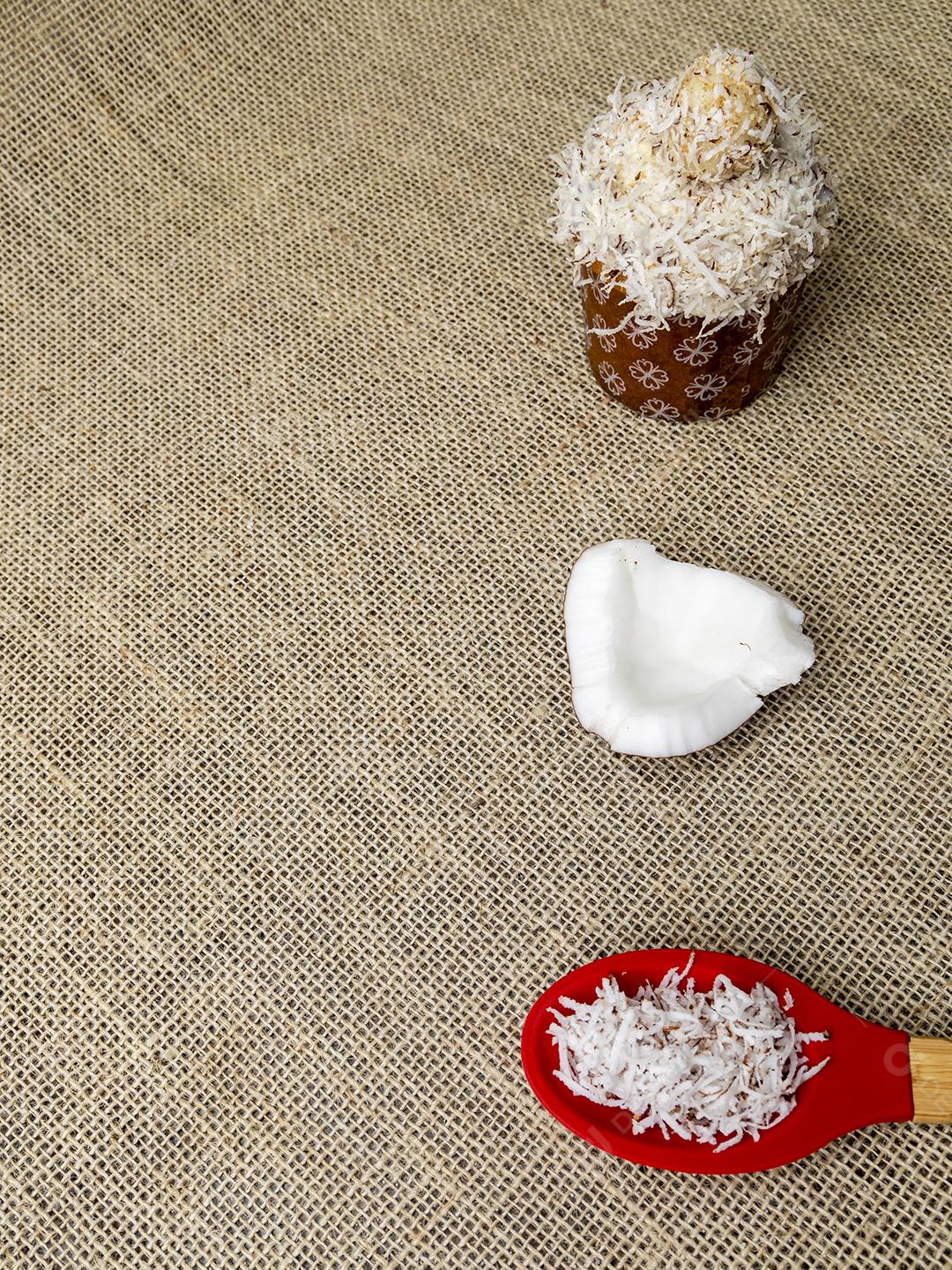 Comida amendoim gotas de chocolate coco ralado