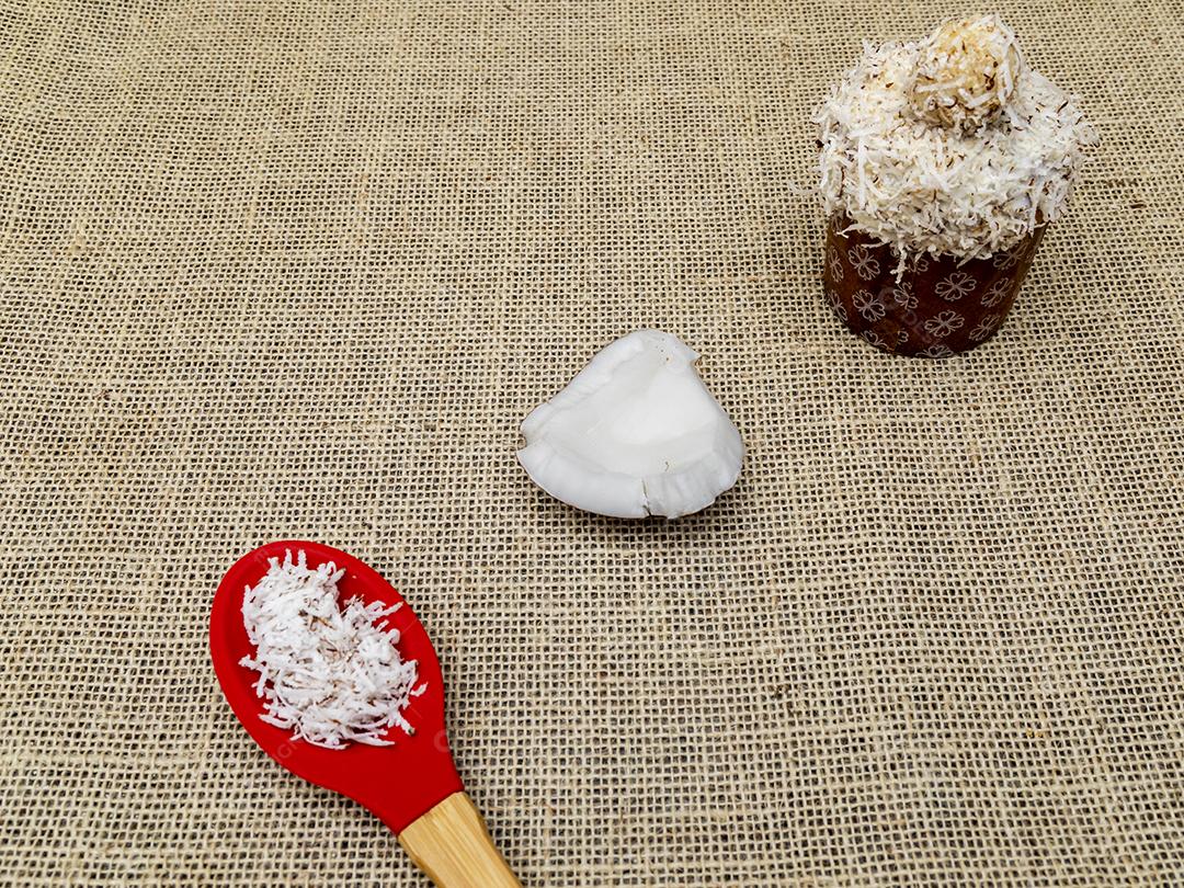 Comida amendoim gotas de chocolate coco ralado