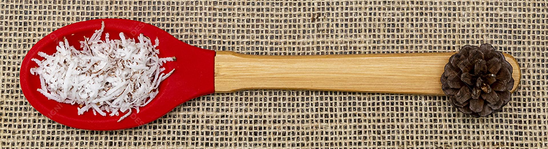 Colher de pau coco ralado gotas de chocolate