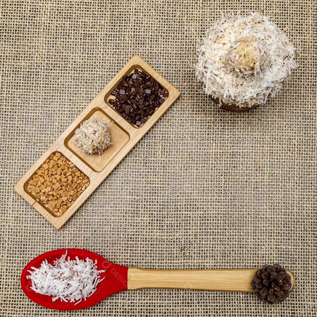 Comida amendoim gotas de chocolate coco ralado