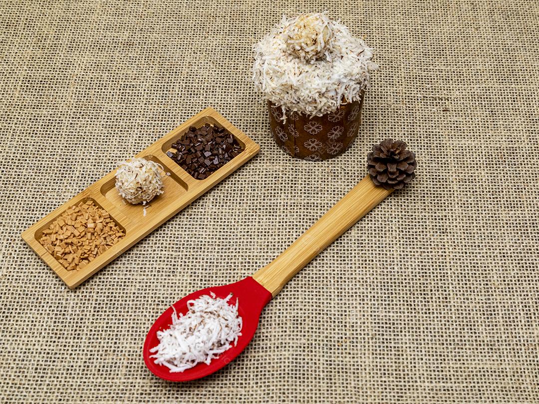 Comida amendoim gotas de chocolate coco ralado