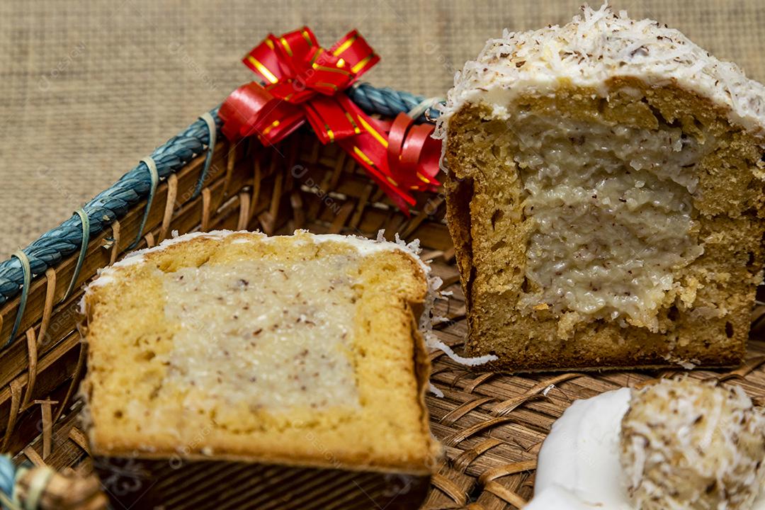 Comida bolo sobre uma cesta alimento