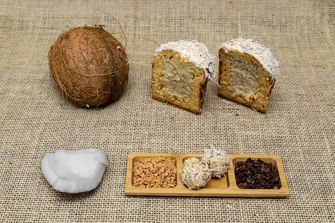 Comida amendoim gotas de chocolate coco ralado